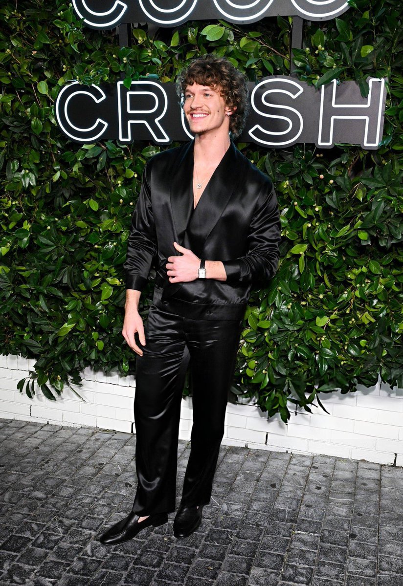 nomannersmag's tweet image. The #CocoCrush dinner at Chateau Marmont in L.A. just delivered the TV duo we didn’t know we needed, reuniting Thai GL icon #BeckyArmstrong and #ConnorStorrie from the BL phenomenon Heated Rivalry 🔥🔥

@CHANEL