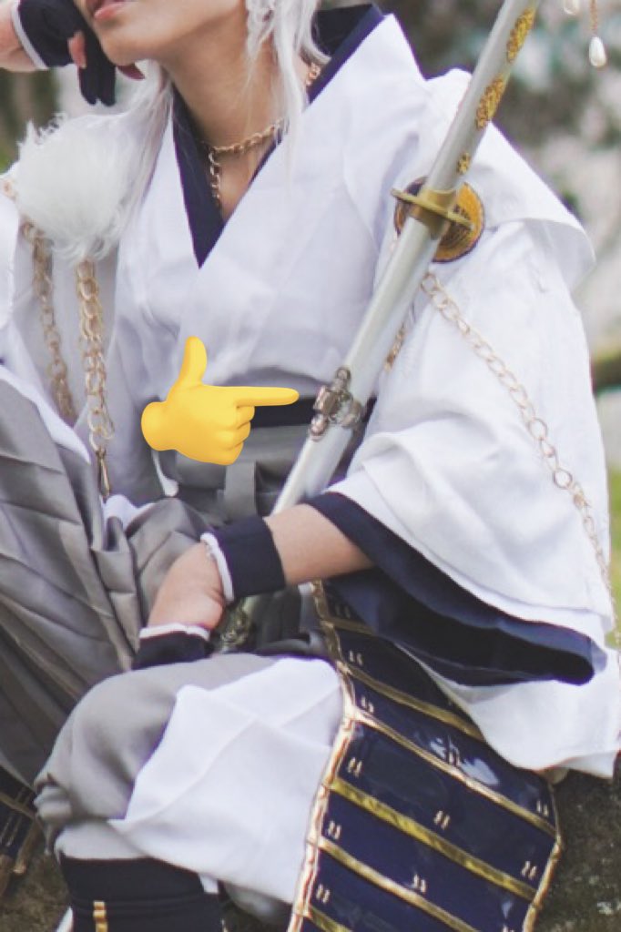 わたしの鶴丸の刀、見にくいけど譲ってもらった時からここのパーツがなかったのでいそいそこさえました ほぼ100均😌それっぽくできてるよね⁉️レジン硬めすぎて手首死にました🥲