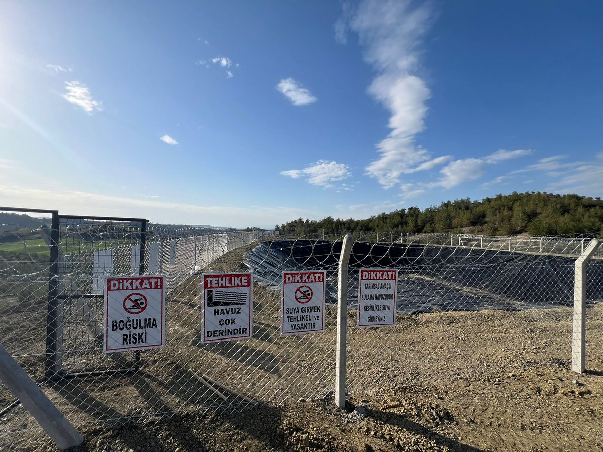 Suyumuzu korumaya kararlıyız. Yağmur suyunu hasat ederek 4000 kök zeytinimizi basınçlı ve damlama yöntemi ile sulayacağız. Yağmur mevsimine 2300 ton yağmur suyu hasat havuzumuzla giriyoruz. Merak ettiklerinizi yanıtlamak isteriz.