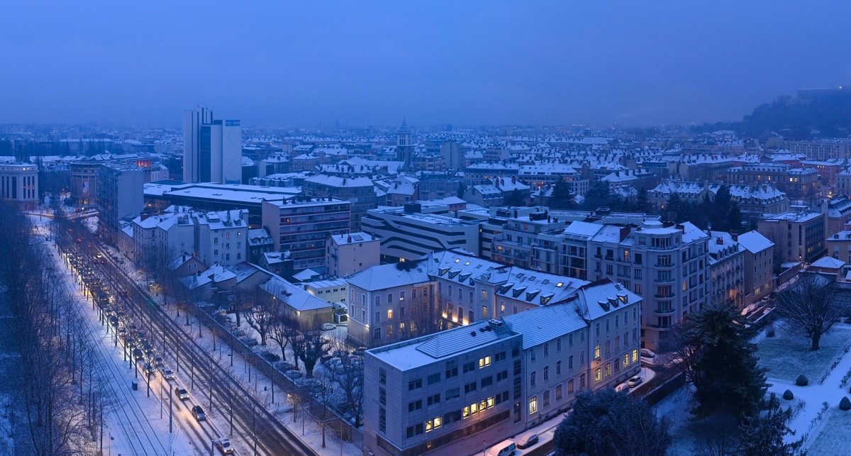 ❄️ 1 à 2 cm de #neige ont recouvert #Grenoble ce matin du jeudi 8 janvier 2026. Les sols gelés sont rendus très glissants ! (webcam <a href="/skaping/">Skaping - Webcams touristiques 360°</a>)