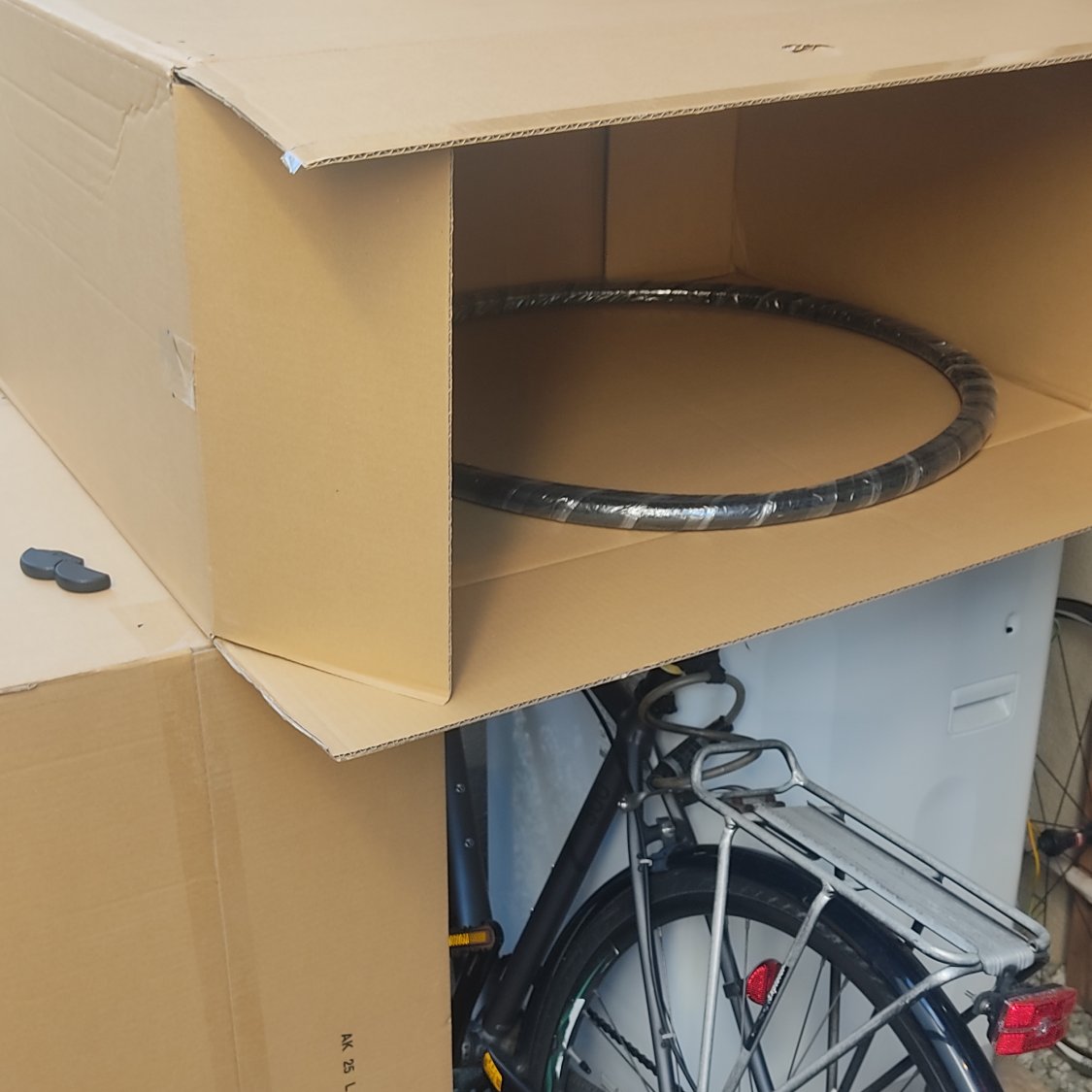 Amazonで自転車のタイヤ前後買ったら置き配これでワロタ
過去一の過剰（？）梱包