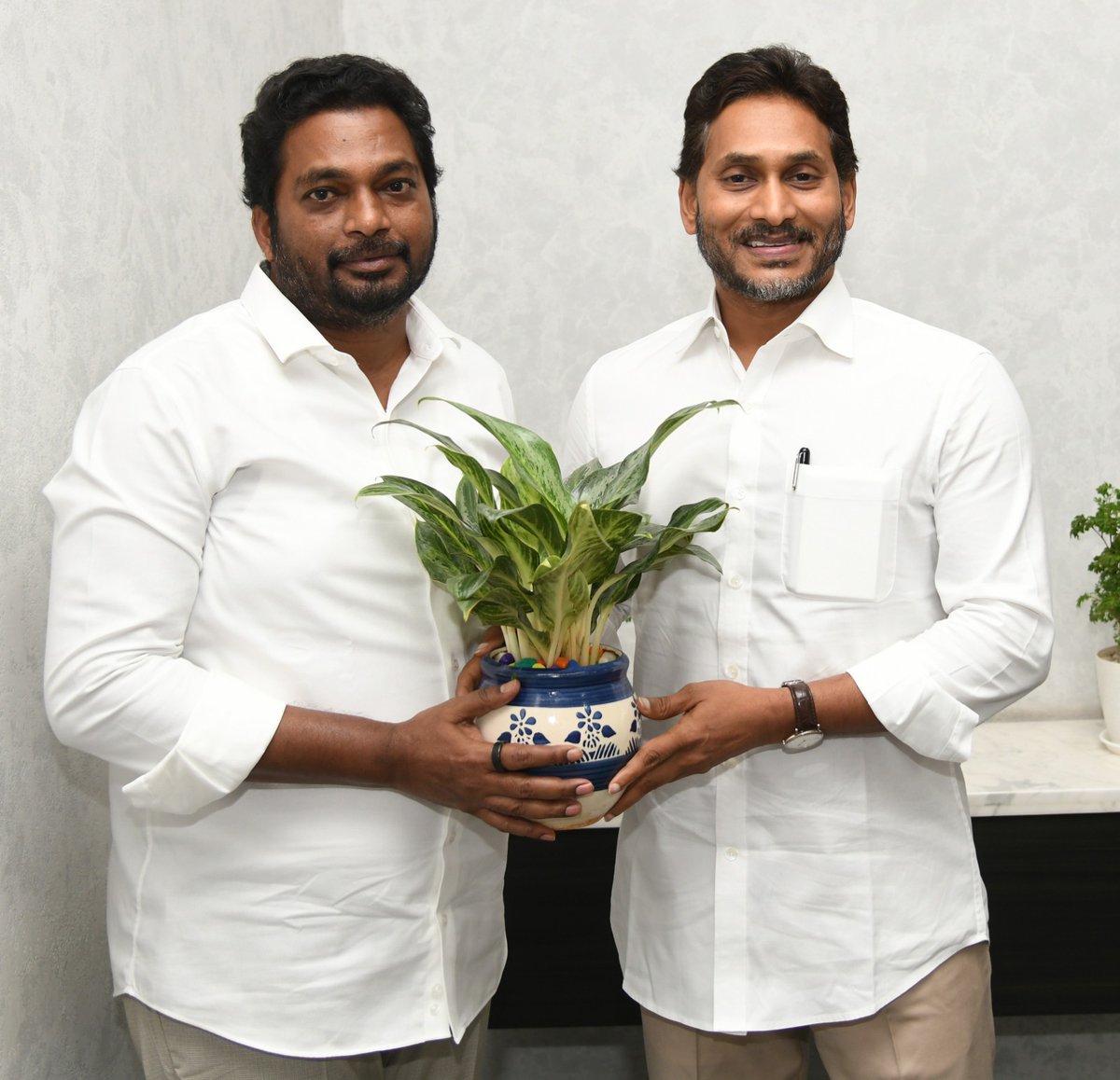 arunmonditoka's tweet photo. తాడేపల్లి.
మాజీ ముఖ్యమంత్రివర్యులు గౌరవ వైయస్ఆర్ కాంగ్రెస్ పార్టీ అధ్యక్షులు శ్రీ వైయస్ జగన్మోహన్ రెడ్డి గారికి నూతన సంవత్సర శుభాకాంక్షలు తెలియజేయడం జరిగింది.
#drarunkumarmonditoka #MLC #NTRDist #HappyNewYear https://t.co/INPT9JiCZB