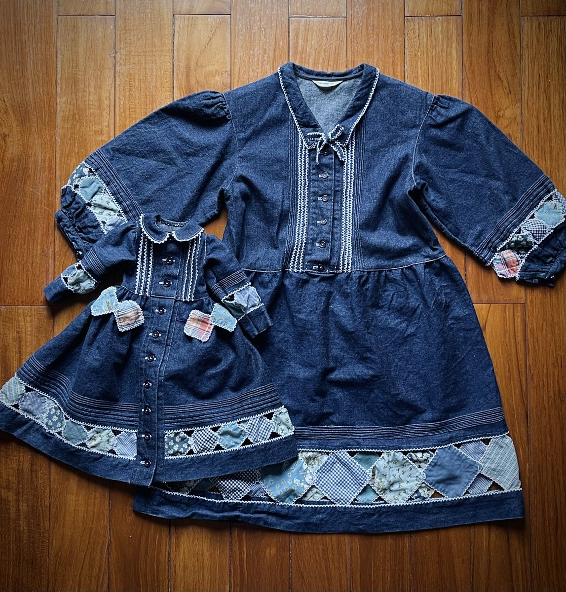 annping's tweet image. 友人の服をリメイクしました。
人間用のスカートのパーツを、子ども服用のに取り替え。
そして、外した子ども服用のスカート＋人間用の裁断で余った布で、ドール用のワンピースを1着完成。
ラウンド終了！

#毎週一作品チャレンジ　8
#うちの子かわいい
#ドールオーナーさんと繋がりたい