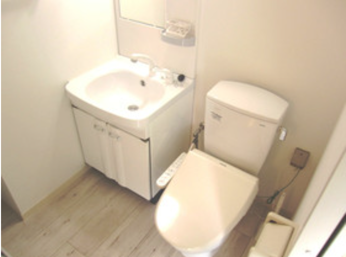 oki_chu_okinawa's tweet photo. 🌞沖縄県物件情報
🏠 ベルアージュ
📍沖縄県那覇市字安謝
💰 家賃：6万4500円
✨ おすすめポイント
「宅配ボックス/家具・家電付 /バストイレ別/オートロック/敷金不要/外国人可」

🚌交通
沖縄都市モノレールおもろまち駅バス5分
「安謝橋」バス停下車徒歩2分

#沖縄賃貸 #仲介手数料半額 #那覇市 https://t.co/I1dzXXeXVf