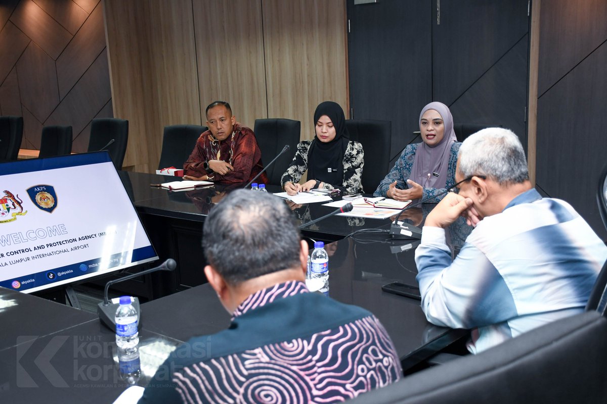 8 Januari 2026 | AKPS KLIA telah mengadakan sesi perbincangan bersama Agensi Antidadah Kebangsaan (AADK) Daerah Sepang dalam satu sesi pertemuan yang bertujuan memperkukuh hubungan kerjasama strategik antara kedua-dua agensi.