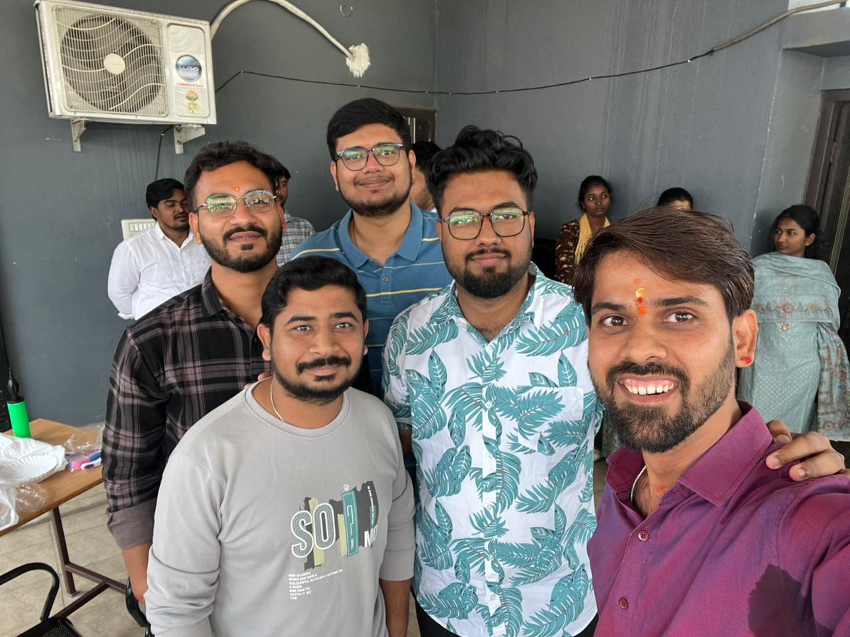 CoursesAptech's tweet photo. 🎊 New Year Mode: ON!
🥳 Hello 2026!
New dreams, new skills, and new success stories begin here ✨🎓

#HappyNewYear2026 #NewYearVibes #StudentLife #LearningGoals #SuccessLoading #CampusLife 🚀📚 https://t.co/2LwlPdivjQ