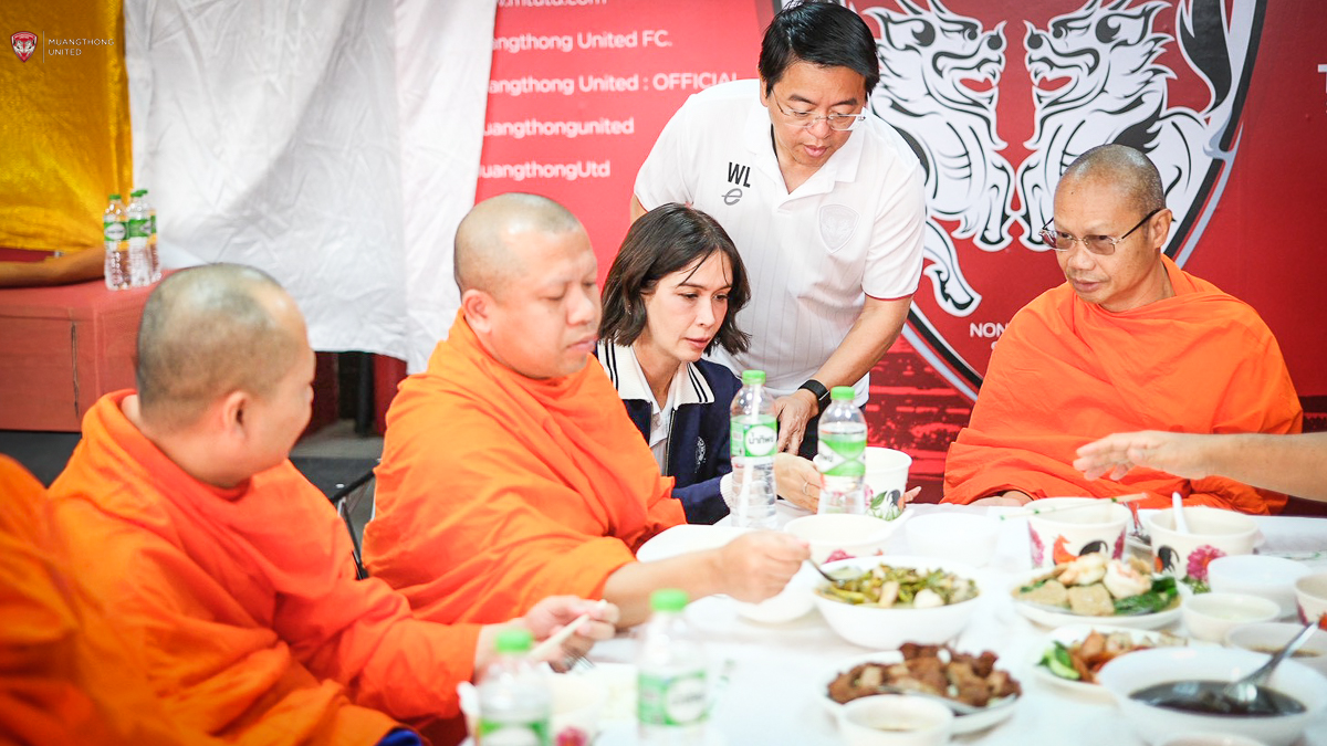 MuangthongUtd's tweet photo. Good luck for 2026! #MTUTD #กิเลนผยอง #ทำบุญ #OnlyOnX https://t.co/Z09MIBUO8w
