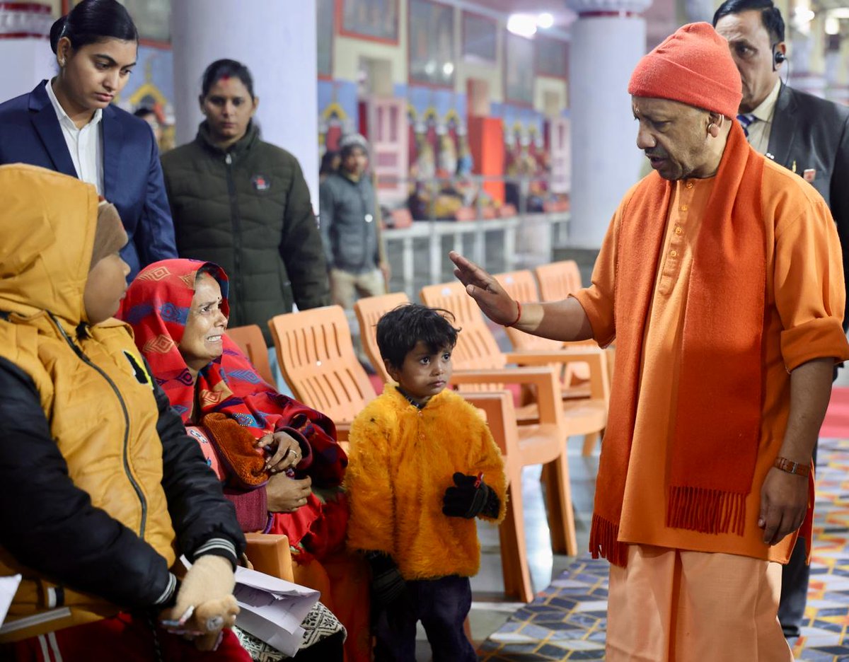 जनसेवा, सुरक्षा और सुशासन के प्रति संकल्पबद्ध मुख्यमंत्री <a href="/myogiadityanath/">Yogi Adityanath</a> जी ने आज <a href="/GorakhnathMndr/">Shri Gorakhnath Mandir</a> परिसर में ‘जनता दर्शन’ के दौरान विभिन्न जनपदों से आए नागरिकों की समस्याएं सुनीं।

मुख्यमंत्री जी ने प्राप्त शिकायतों और समस्याओं के समयबद्ध, प्रभावी और पारदर्शी निस्तारण के लिए