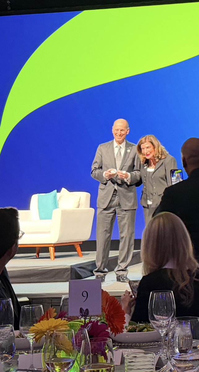 Ximenatech's tweet image. Receiving the key to any city is a significant honor. Receiving it from Las Vegas makes it even more meaningful.

Today, that honor goes to a leader who has done more than most to advance technology and innovation: @GaryShapiro. I am honored to call you a friend.
#CES2026…