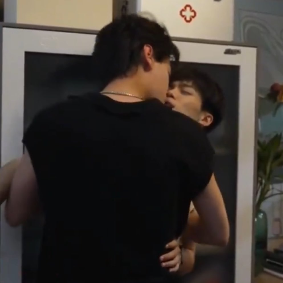 lurkingryeo's tweet image. Fuck. Do u need help weiwei?