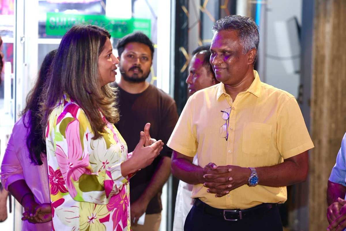 AishathHannah's tweet photo. "ދާއިރާގެ ރައްޔިތުންނާ ރަޙްމަތްތެރި ، ބައްދަލުވާ، ބައްދަލުކުރެވޭ ، ރައްޔިތުންގެ ޚާދިމެއް"
ރައްޔިތުންގެ ވިންދާއި އިހްސާސް އެއްކީލިކުރެވިގެން ނަތީޖާ ހާސިލުކުރަން މަސައްކަތް ކުރުމަކީ އަޅުގަނޑު ގަބޫލުކުރާ އިންސާފް!
#LCE2026 #MDPMaafannuMedhuDhaaira #Candidate1✅ #MDPMaafannuT11 https://t.co/ssvzHPusuz