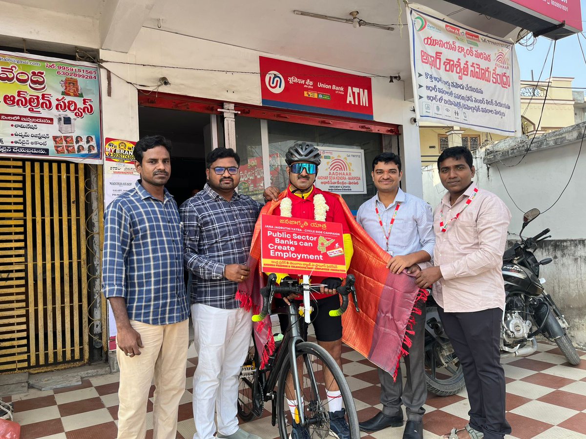 SumaLat83567137's tweet photo. #JanaJagrutiYatra
#SavePublicSector
#Recruitment
Red salutes to Maripeda branch comrades of warangal Region
Who opened the branch at early hours around 8:30 AM to welcome our Com.Uma Mahesh garu and Team and arranged Break fast.
🚩🚩🚩🚩
Kiran kumar
President https://t.co/ewhG7v05dz