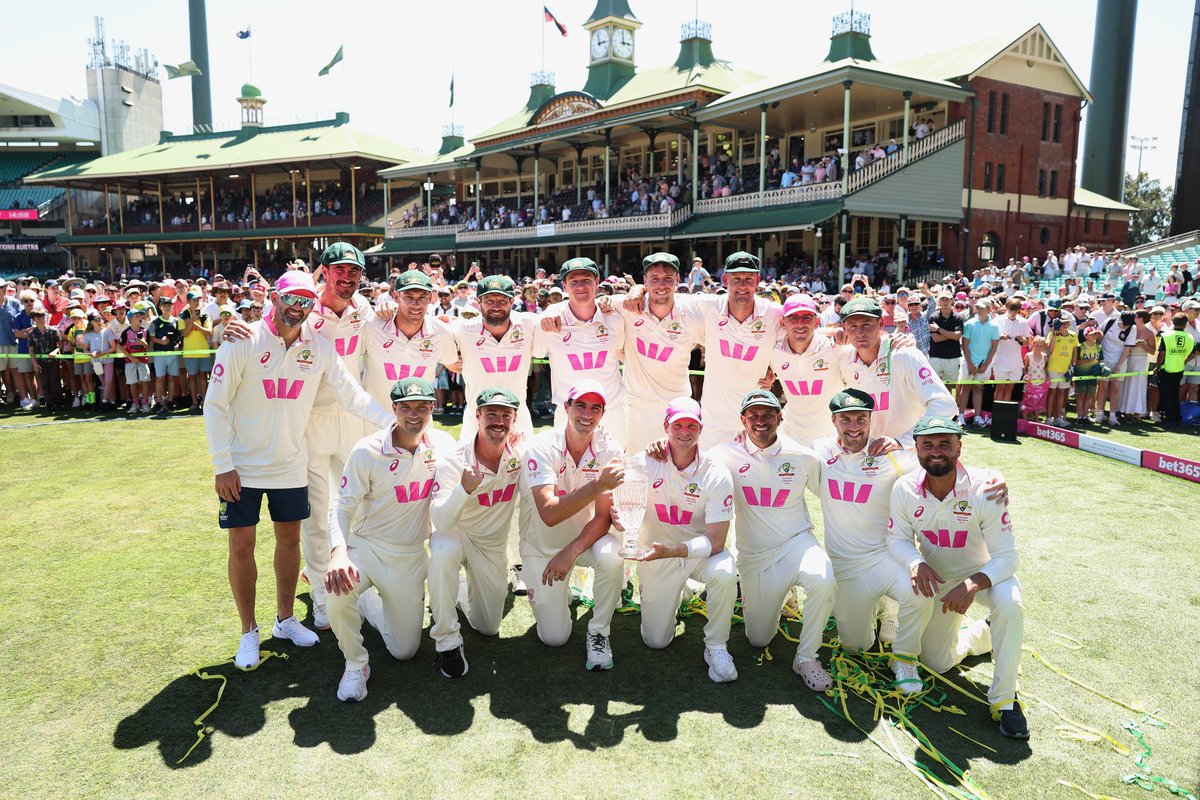 ICC's tweet photo. 𝐂𝐥𝐢𝐧𝐢𝐜𝐚𝐥 𝐚𝐧𝐝 𝐜𝐨𝐦𝐩𝐥𝐞𝐭𝐞 👌

A memorable series ends as Australia lift the Ashes trophy 👏

#WTC27 | #AUSvENG | Read more ➡️ https://t.co/DNZFYNmPsd https://t.co/A77xamK5E4