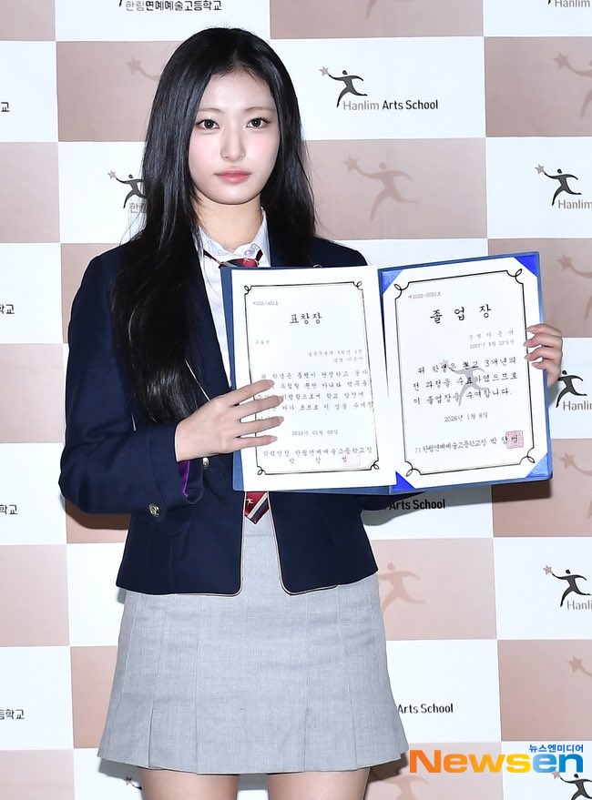 OddYouthGlobal's tweet image. [OTHERS] Summer graduated from Hanlim Multi Art School today, congrats to her!! 💗💗 260108

#ODDYOUTH #오드유스
#SUMMER #써머