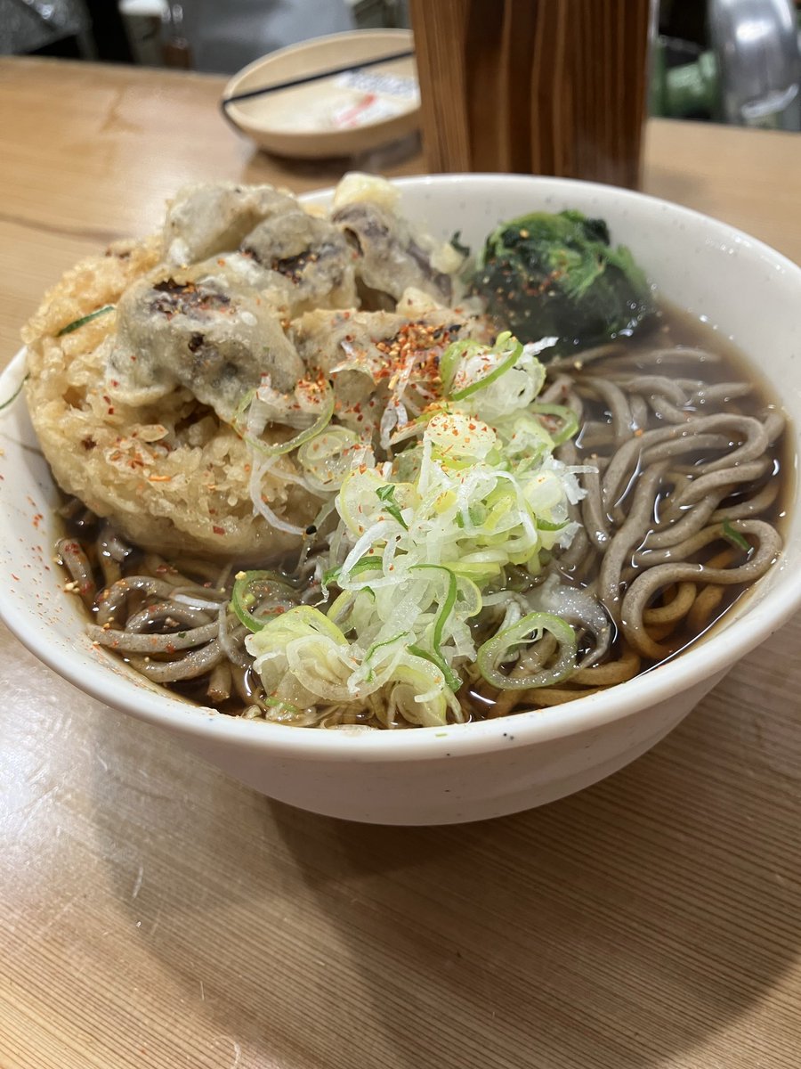 そば処二葉@神田
しいたけ天そば＋青葉大盛り¥630
そば☺️つゆ☺️天ぷら☺️

新年立ちそば始め🎍しいたけゴロゴロボリューム満点✨ごちそうさまでした

#立ちそば日記🥰☺️🙂🙁😞