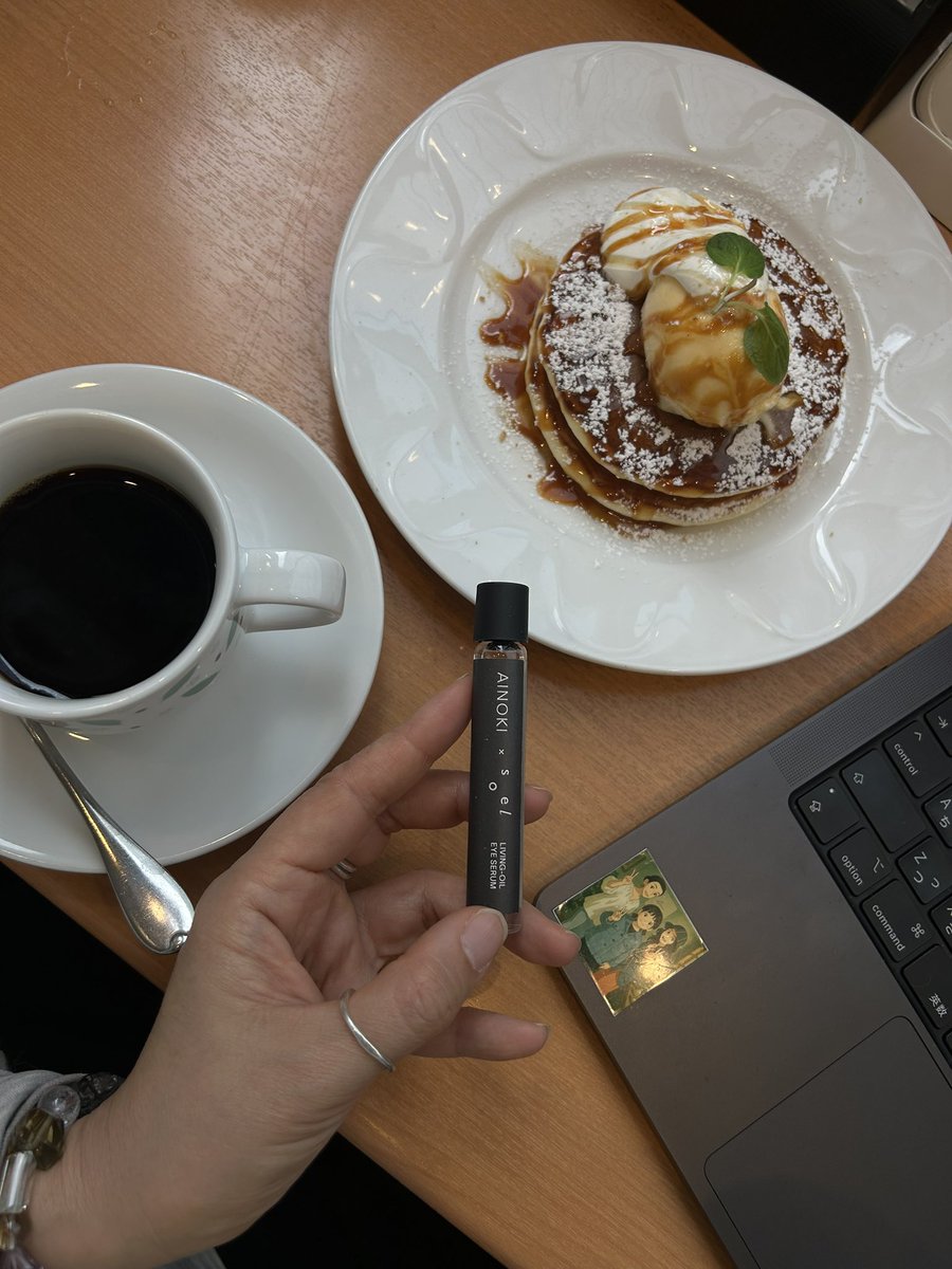 昨日は愛犬達をトリミングに預けた後商談へ🚗合間にファミレスで仕事しながらランチ💻🥞長時間運転&amp;PC作業にクルクルこめかみマッサージが気持ちいい、、手放せません🤝
AINOKI×soelロールオン美容液オイルは
公式オンラインショップで1/19発売🤍
一足早く16、17日のPOPUPでもお買い求めいただけます🤍