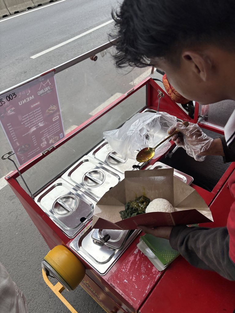 Ccookk_'s tweet image. Kayaknya jadi solusi bingung saat makan siang dah ini 🤣😭