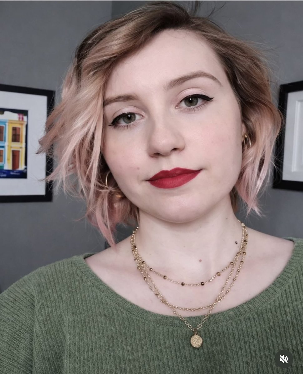 MazaComm's tweet image. Lo de Rene Nicole Good fue un ASESINATO cometido por un agente de ICE en Minnessota. Punto. El video deja en claro que esta joven mujer solo trató de evadir a los agentes y en NINGÚN momento intentó atropellarlos con su vehículo tal y como FALSAMENTE cacarean Trump y su séquito.