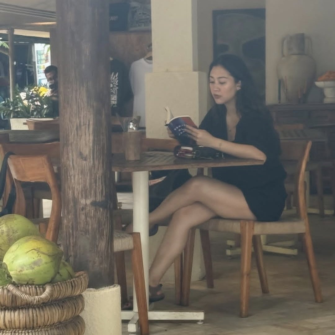 iPopBase's tweet image. Sherina Munaf currently reads ‘Senja di Jakarta.’