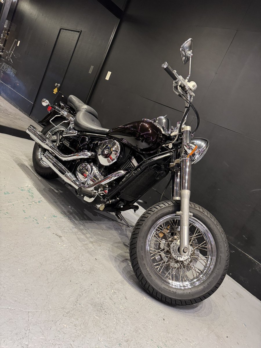PsCREW_piro's tweet photo. Aちゃん納車おめでとう㊗🎉

こちらはカワサキのバルカン400クラシックです🏍️

約1年前に免許をとって初めてのバイク😊

免許をとってからだいぶ間が空きました無事納車できました🙆🏻‍♂️

運転にも慣れたらツーリング行きましょう🛵🏍️💨

ありがとうございます😊 https://t.co/O9hpDRMKLH