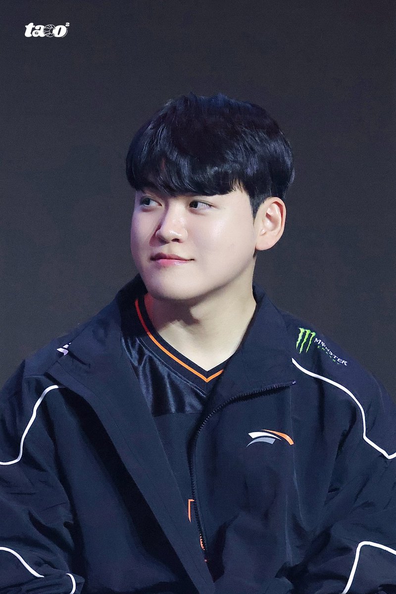 tatacoco0206's tweet photo. 260103 HLE FAN FEST

🐱 or 🐻 ??

#Gumayusi #구마유시 #이민형 https://t.co/ajfKCcmEDY