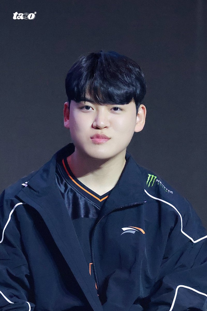tatacoco0206's tweet photo. 260103 HLE FAN FEST

🐱 or 🐻 ??

#Gumayusi #구마유시 #이민형 https://t.co/ajfKCcmEDY