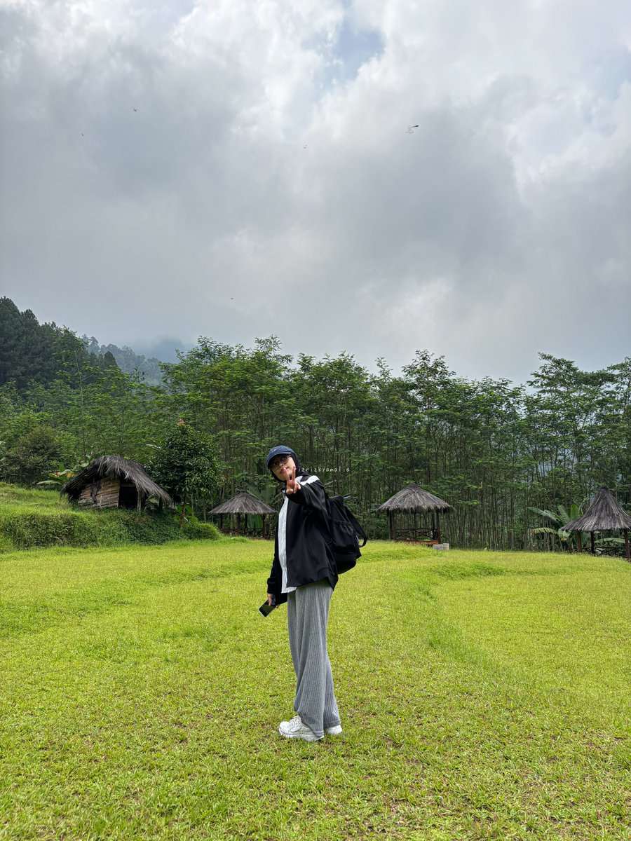 Kalau lagi mudik ke Pekalongan, aku sama adekku sudah pasti akan pergi ke Petung Kriyono. 
Beneran Petung Kriyono tuh secakep itu, masih asri 🥹🍃