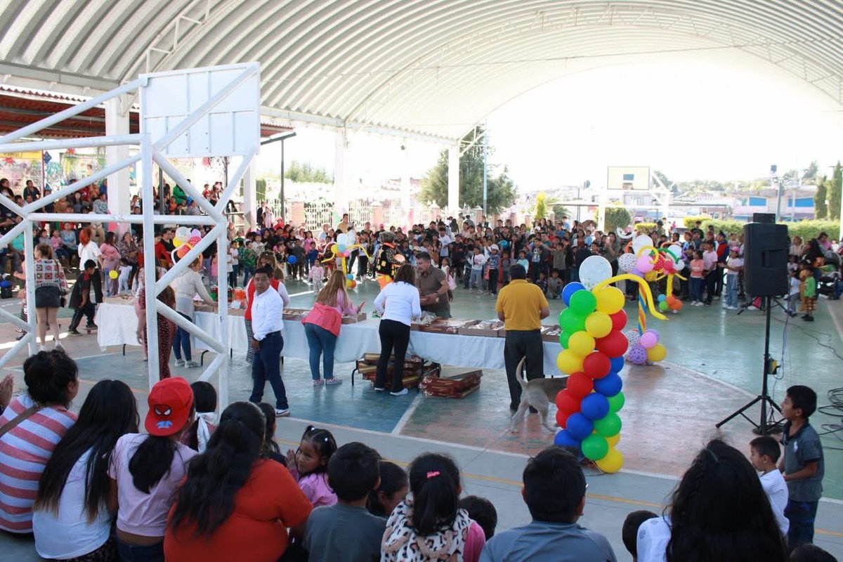 GeoPacheqo's tweet photo. 👑 Los Reyes Magos llegaron a #Amozoc 
En coordinación con nuestro Presidente Municipal Severiano de la Rosa, el Cabildo, la Presidenta del DIF, llevamos roscas, juguetes y alegría a niñas y niños de La Preciosa, San Mateo Mendizábal y Casa Blanca https://t.co/yVYxcue160