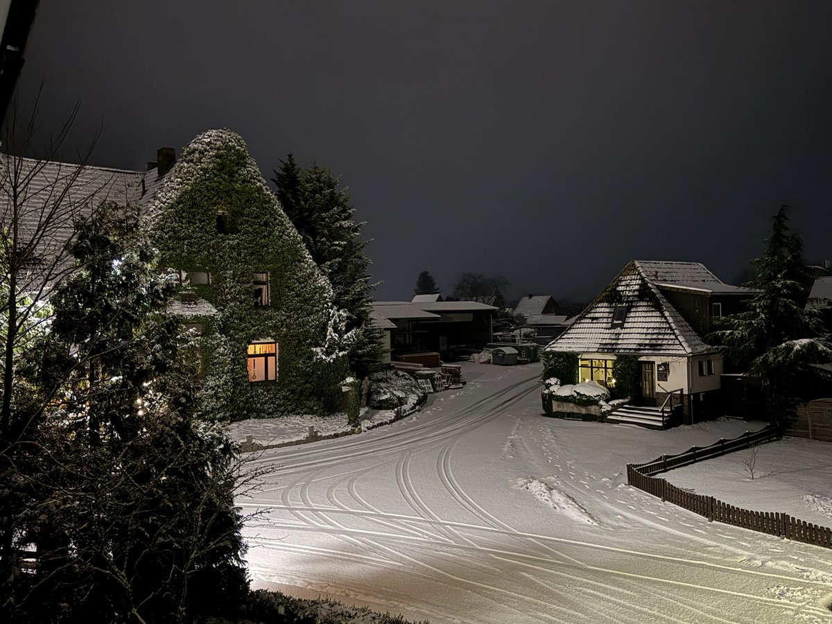 Es sind übrigens unsere #Landwirte, die bei dem Wetter die Strassen räumen und den Betrieb des Landes sicher stellen....

Danke an alle #Bauern. Ihr sorgt für unser Essen und haltet den Laden mit am Laufen.