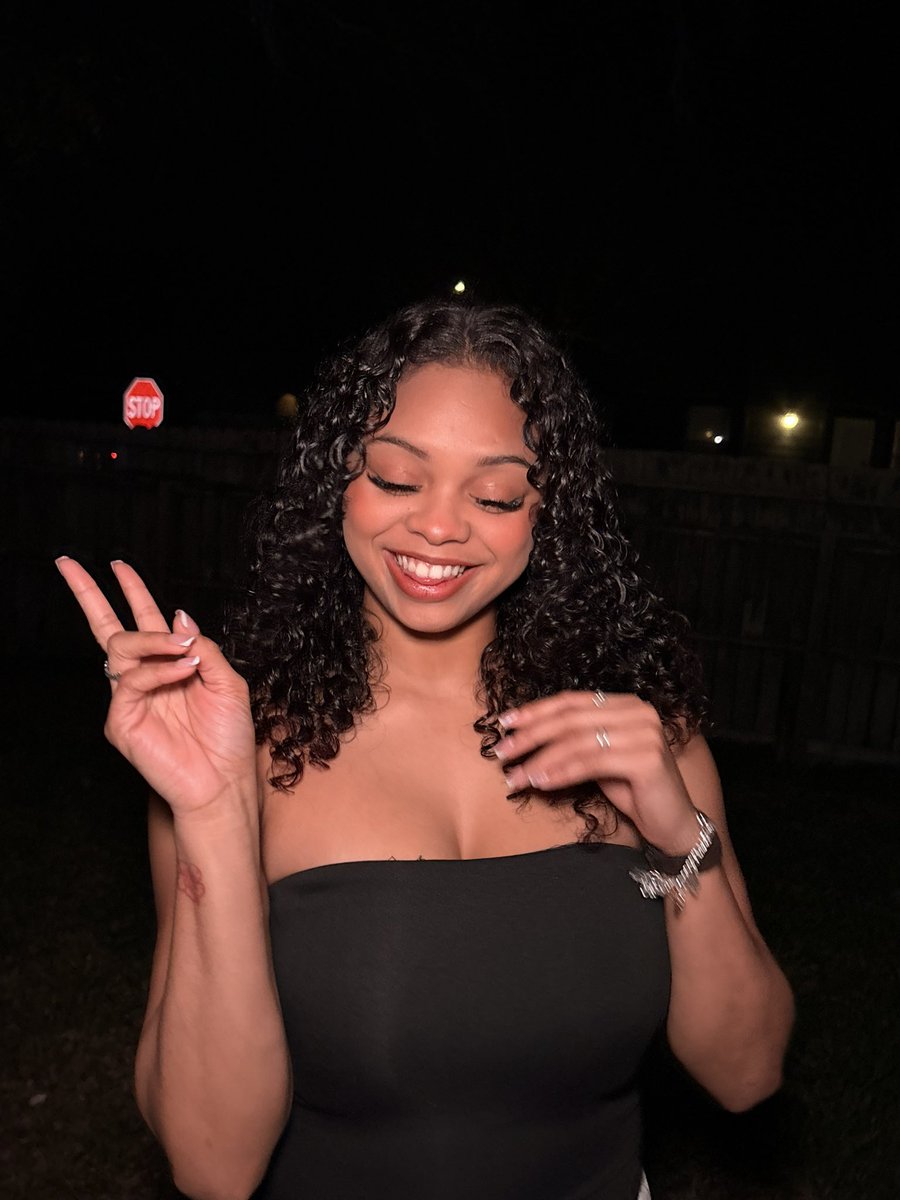 godessjinay's tweet photo. Just here to boss people around for shits and giggles ☺️ 

#findom #goddessbehavior #queen #bowdown https://t.co/XpiQFR93Dt