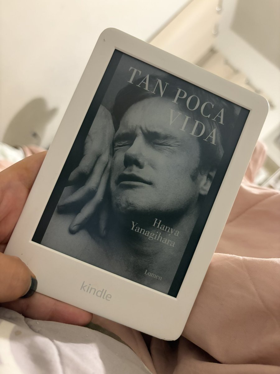 plathtwist's tweet image. aun no he terminado esto. cuando lo acabe, (ya falta poco voy al 80%) hare una reseña aqui porque si es un libro que toco fibras profundas. de una vez digo que si piensas que es torture/trauma porn &amp;amp; un mal libro ya puedes dejarme de seguir ddd