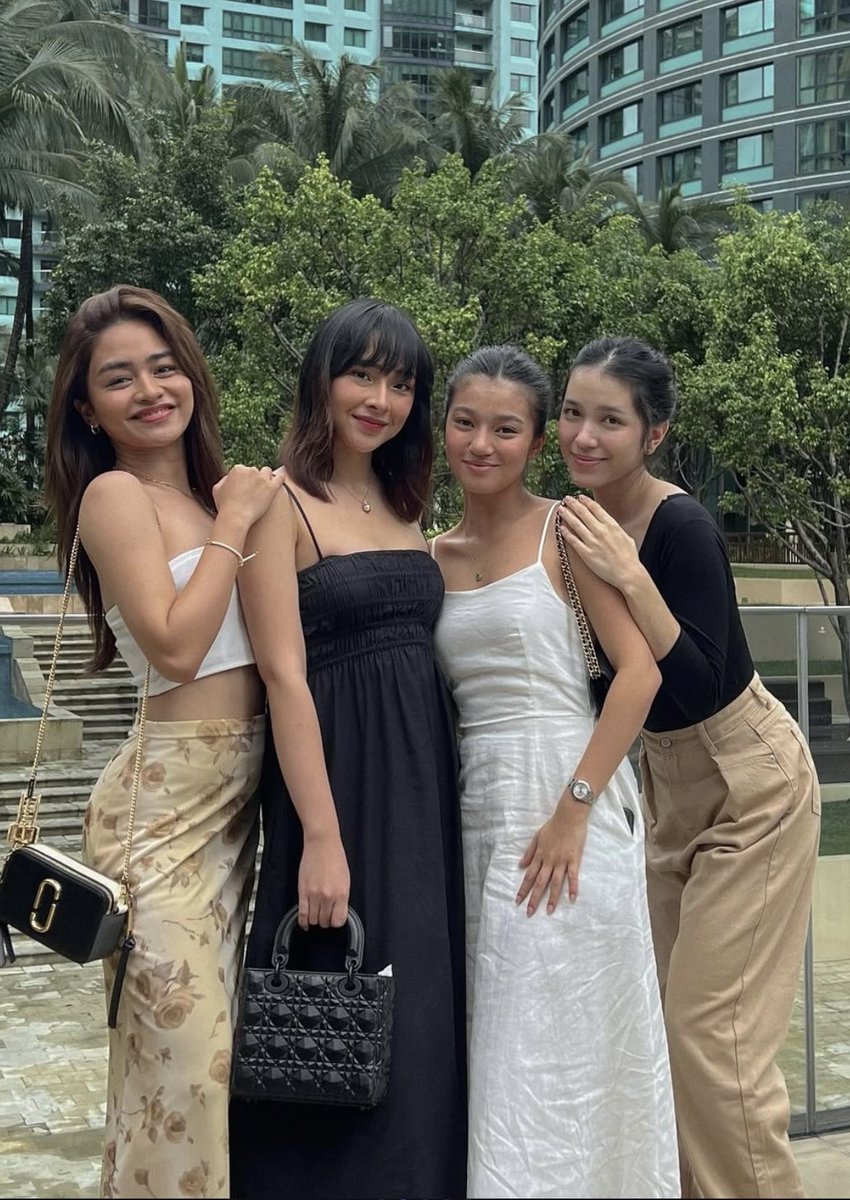 itsyapper1's tweet image. The art of female friendships 👯‍♀️🌸