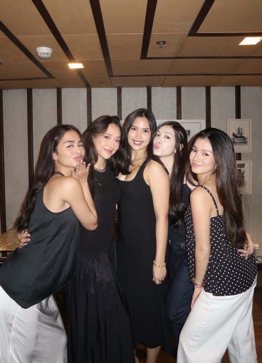 itsyapper1's tweet image. The art of female friendships 👯‍♀️🌸