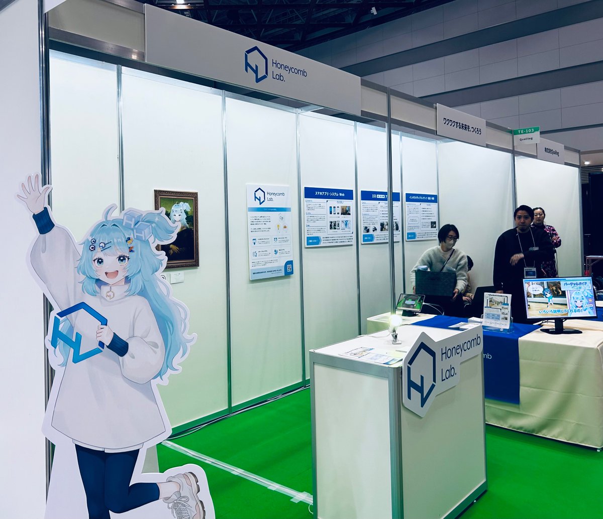 sign_display_'s tweet photo. XRやAIなどのブースが集結する「TOKYO DIGICONX」が本日より開催！
昨年よりデジタルとフィジカルの共創を感じる中、#ハニカムラボ ではハニカちゃんがバーチャルガイドXRとしてブースを案内！このまま同展全体も案内してほしい。
#MUSVI 「窓」は会場を歩く人も窓側から認識できる空気感が素晴らしい https://t.co/c2MFAes0vl