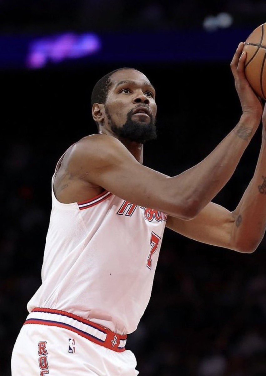 TheHoopCentral's tweet image. Kevin Durant tonight:

37 Points
4 Rebounds 
14/26 FGM
37 Minutes