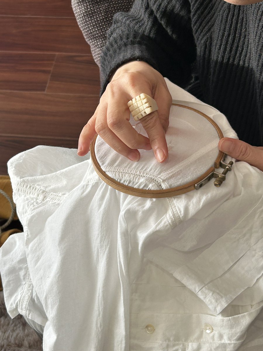 manomanokuma's tweet photo. 刺繍作家のatsumiさんに
刺繍のオーダーをした

小さな穴🕳️をあけてしまった、yatraさんの白いシャツ

白色の何色かの刺繍糸を使って、穴を直しつつ…周りに小さな幾何学模様を点在させてもらう予定

atsumiちゃんの三角△の刺繍が好きなので、それは入れてもらって

あとは、おまかせ♪ 楽しみだな https://t.co/9XAstN895W