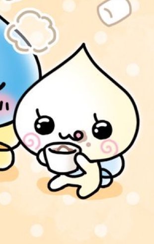 따뜻한 오트라테를 마시는 케이