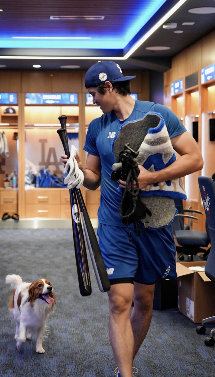 デコくん可愛すぎてロック画面にしたい🐶🤍🤎 (via shoheiohtani /ig