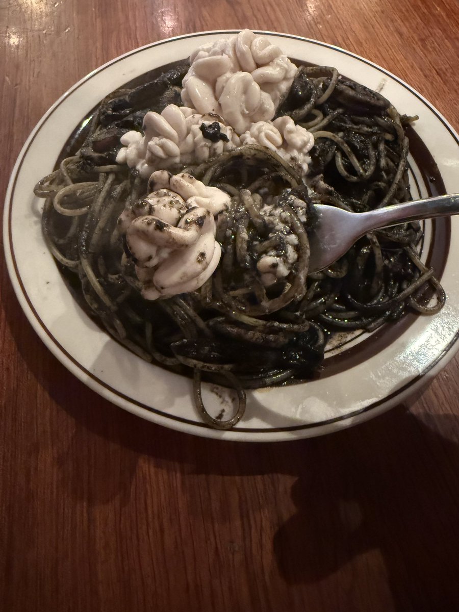 38Vi1's tweet image. 木曜日遅めランチは五反田のKITCHEN&amp;amp;BAR PLANETさんで🍴

気になっていた白子とイカ墨パスタです✨

余市産の白子🤤
ぷるぷる、トロトロ😆

パスタもイカがいっぱい入っていて最高😘
めちゃ美味しかった✨

ご馳走様でした😋

#キッチンアンドバー・プラネット
#PLANET
#五反田
#イカ墨
#白子
#余市