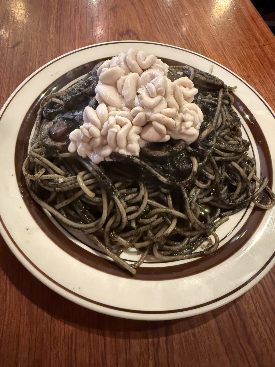 38Vi1's tweet image. 木曜日遅めランチは五反田のKITCHEN&amp;amp;BAR PLANETさんで🍴

気になっていた白子とイカ墨パスタです✨

余市産の白子🤤
ぷるぷる、トロトロ😆

パスタもイカがいっぱい入っていて最高😘
めちゃ美味しかった✨

ご馳走様でした😋

#キッチンアンドバー・プラネット
#PLANET
#五反田
#イカ墨
#白子
#余市