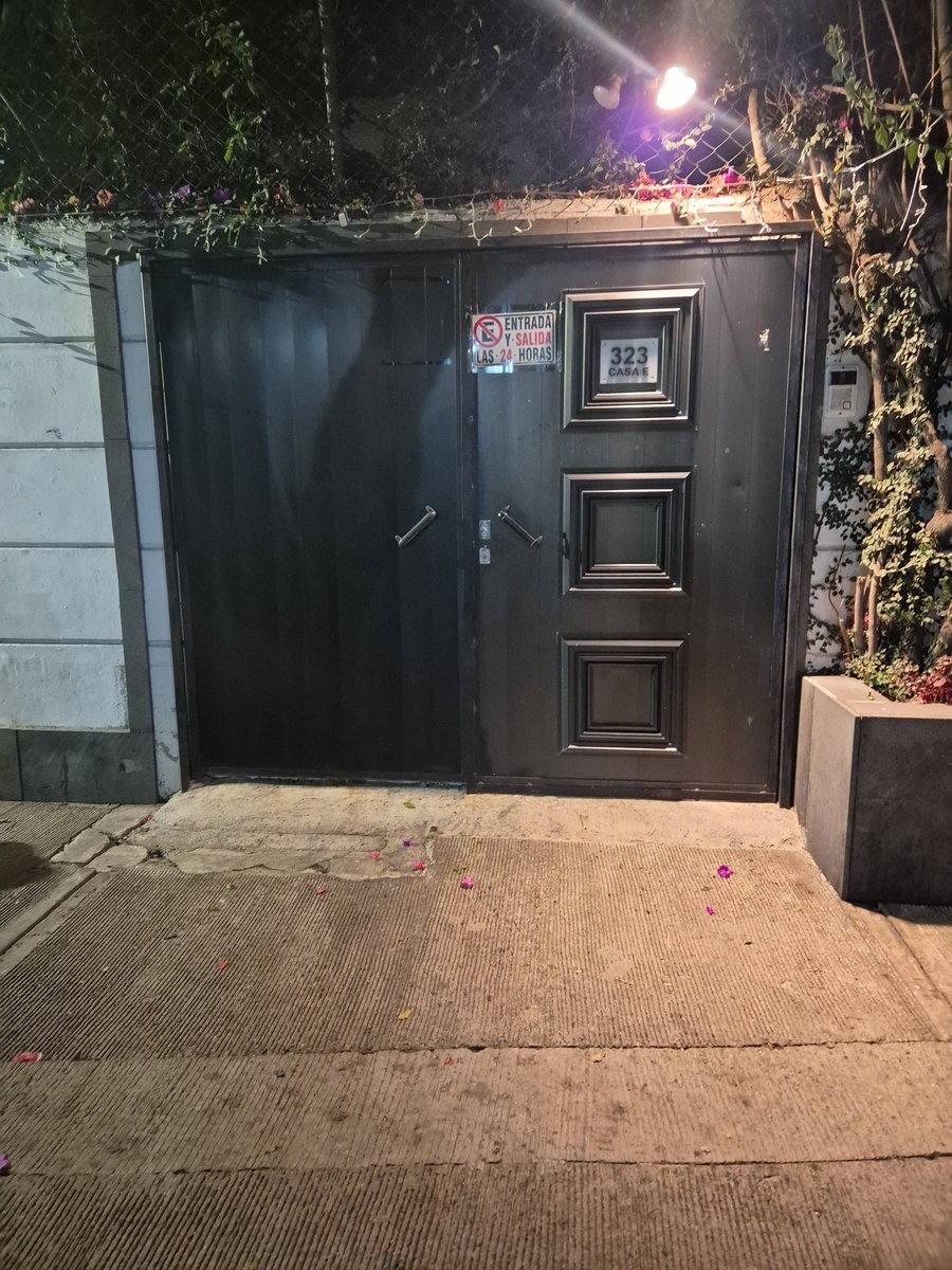 anglsgaresc's tweet photo. @AccionesBJ esto está permitido? Vecinos  pintan la calle con señalizacion y ponen botes calle morena entre amores y mierypesado https://t.co/aYToVhid4i