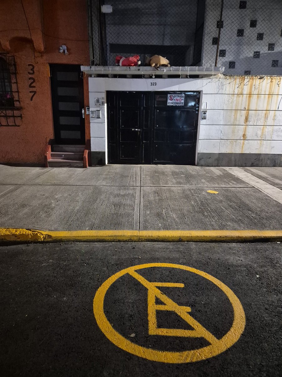 anglsgaresc's tweet photo. @AccionesBJ esto está permitido? Vecinos  pintan la calle con señalizacion y ponen botes calle morena entre amores y mierypesado https://t.co/aYToVhid4i