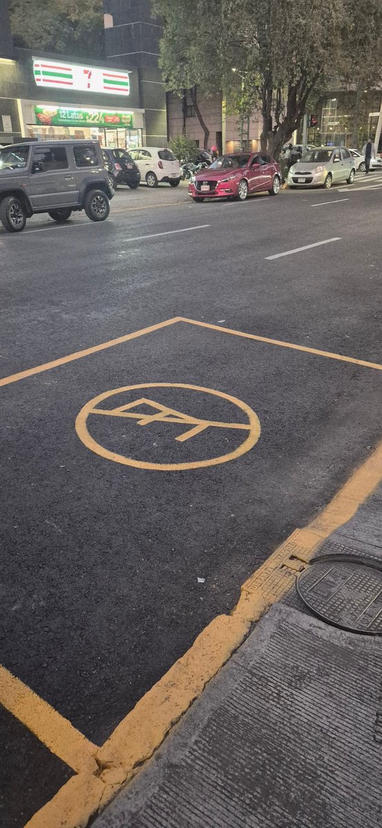 anglsgaresc's tweet photo. @AccionesBJ esto está permitido? Vecinos  pintan la calle con señalizacion y ponen botes calle morena entre amores y mierypesado https://t.co/aYToVhid4i