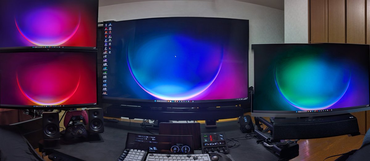 range0610's tweet image. 耐荷重30kgのモニターアーム（LEV-ARM04）によって55インチTVとサウンドバーを設置完了
240HzのPG27UCDMモニターをアームを伸ばして真正面まで持ってくるようにも出来たけどあまり出番はなさそう
機器の相性等で不便な所もあるけどこんなものかな
55Z875R
PG27UCDM
M27P6
27M2V
XENEON EDGE