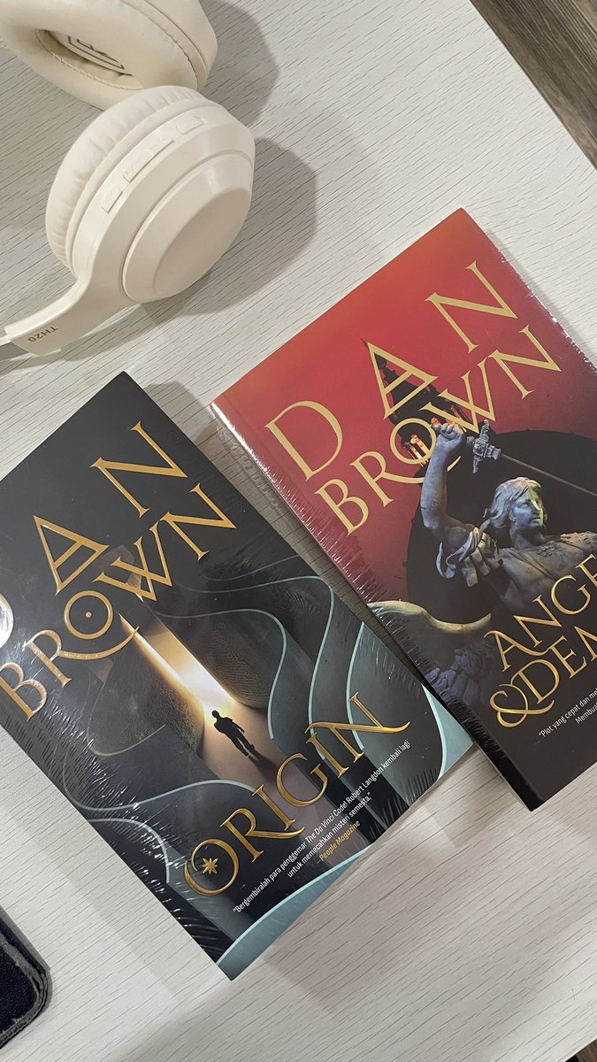 PenerbitMizan's tweet image. Guys! Kalian masih punya kesempatan untuk dapetin buku yang ada di meja MinZi inii. Caranya gampang, cukup share (repost/quote) tweet PO ini dan reply “Mau” nanti MinZi ceki ceki buat yang beruntung di sini yaa ‼️