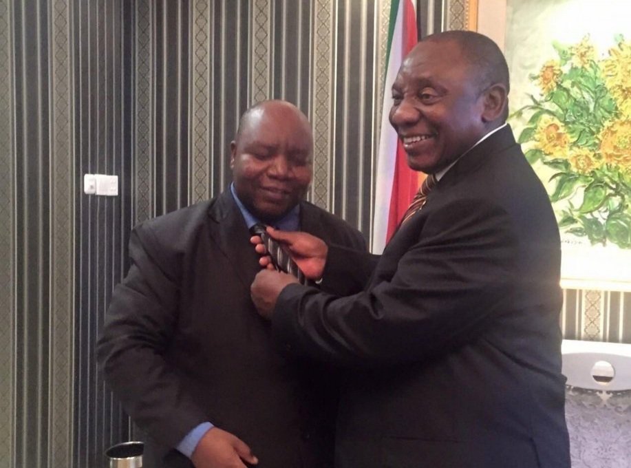 Nhleiks5's tweet photo. ANC members in good standing.🤔 https://t.co/48L187ZSfk
