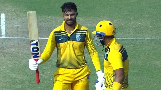 Akaran_1's tweet photo. HALF CENTURY FOR CAPTAIN RUTURAJ GAIKWAD! ๐ฅ
- From 25/5 to a crucial fifty, Ruturaj single-handedly steadied Maharashtra in a pressure situation! ๐ฎ๐ณ
A true powerhouse in List A cricket! ๐ช๐
#RuturajGaikwad #MaharashtraCricket #VijayHazareTrophy #ListACricket #CaptainHero https://t.co/mJL04bOqUG