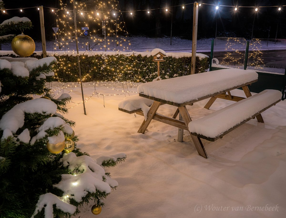 StormchaserNL's tweet image. ❄️ Magie van een sneeuwdek in de donkere uurtjes! Als je 's avonds of 's nachts buiten door de #sneeuw loopt, is het vrijwel helemaal stil. Ik kan enorm genieten van die rust... zeker met camera en statief op zak.
 
Hier enkele sfeerplaatjes uit de eigen omgeving van deze week: