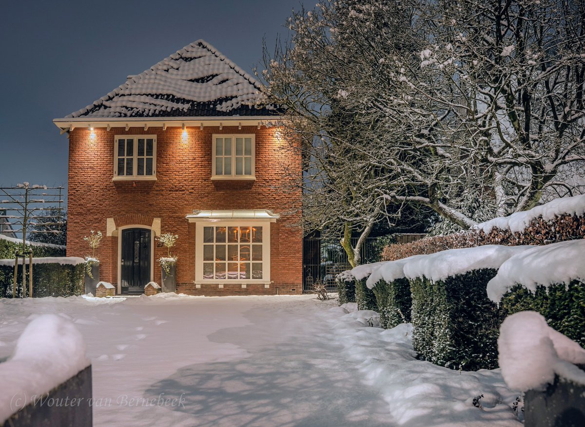 StormchaserNL's tweet image. ❄️ Magie van een sneeuwdek in de donkere uurtjes! Als je 's avonds of 's nachts buiten door de #sneeuw loopt, is het vrijwel helemaal stil. Ik kan enorm genieten van die rust... zeker met camera en statief op zak.
 
Hier enkele sfeerplaatjes uit de eigen omgeving van deze week: