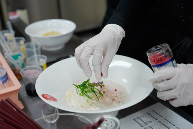 「鶏白湯」の作り方を一から学べるミニラーメン学校を行いました！
王道の鶏白湯を通して基礎を一から丁寧に学べる1Dayのコースです✨

基本となる一杯を学び、麺や元だれ・香味油を組み替えて自分の味を探してみましょう🍜✨
ミニラーメン学校は定期的に開催されます！

yamatomfg.com/contact-school/